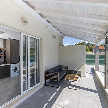 Baras Garden - House With Pool