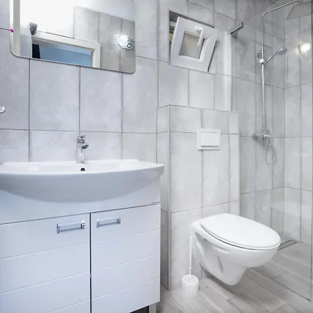 בית נופש Baras Garden - House With Pool Mirce